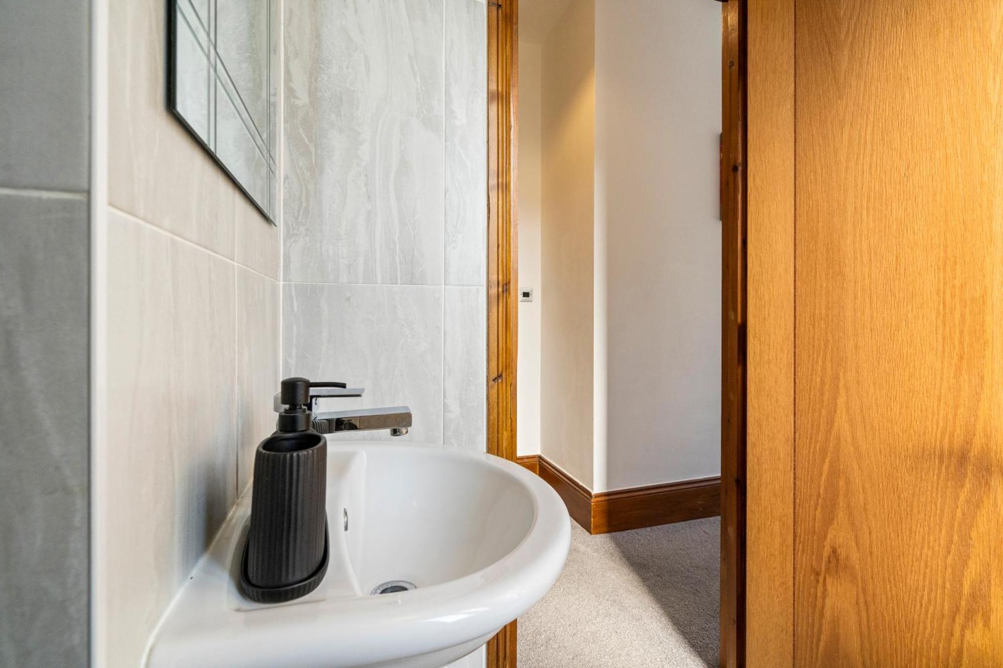 Modern 2 Bedroom Apartment In Mitcham, London מראה חיצוני תמונה